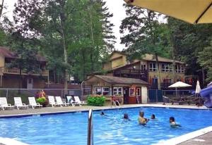 สระว่ายน้ำที่อยู่ใกล้ ๆ หรือใน 1HR from NYC near to ski parks, downtwn, hikes