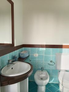 A bathroom at Casa al Mare con Giardino Privato