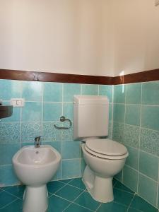 A bathroom at Casa al Mare con Giardino Privato