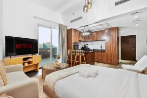 Televisi dan/atau pusat hiburan di Studio APT with Pool, Gym, Squash and Badminton Courts
