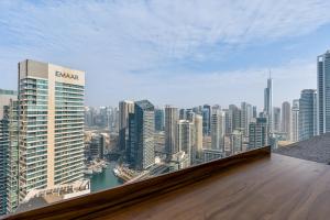 Pemandangan umum Dubai atau pemandangan kota yang diambil dari apartemen