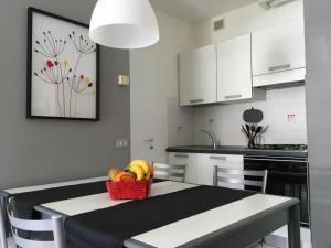 a kitchen with a table with a basket of fruit on it at Casa Bianca in Riva del Garda