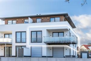 een wit gebouw met een balkon bij Luxus_SPA_OG_Fewo MOHNBLUME _WE 4_ in Göhren-Lebbin