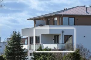 een wit huis met een balkon ervoor bij Luxus_SPA_OG_Fewo MOHNBLUME _WE 4_ in Göhren-Lebbin