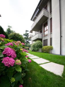 ヴェローナにあるVilla Terriのピンクの花の咲く建物前の通路