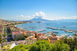 une vue d'une ville avec des bateaux dans l'eau dans l'établissement beb Da basso experience Napoli Toledo, Pompeii, Ercolano and Vesuvio, à San Giorgio a Cremano