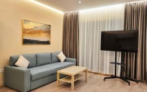 TV a/nebo společenská místnost v ubytování Monopoly Hotel