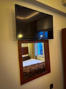 TV a/nebo společenská místnost v ubytování Ankara Santral Otel
