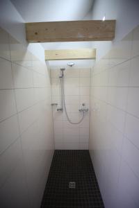 ein Bad mit einer Dusche und Fliesenboden in der Unterkunft Eine sehr gemütliche Erdgeschoß Wohnung in Ihlow + 37 Fotos