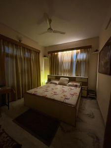 Postel nebo postele na pokoji v ubytování Roots Ashiana