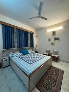 Postel nebo postele na pokoji v ubytování Roots Ashiana