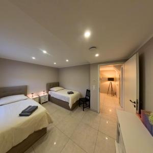 ein Hotelzimmer mit 2 Betten und einem Bad in der Unterkunft Eine sehr gemütliche Erdgeschoß Wohnung in Ihlow