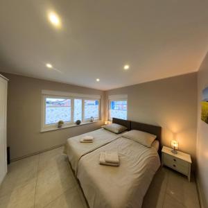 ein Schlafzimmer mit einem großen Bett mit zwei Handtüchern darauf in der Unterkunft Eine sehr gemütliche Erdgeschoß Wohnung in Ihlow