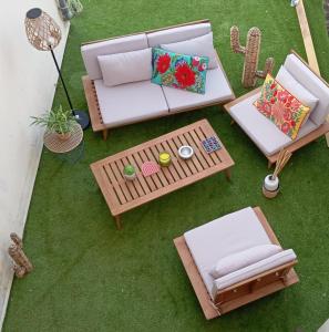 Posezení v ubytování ROOMS HOME CSM Suite privée avec terrasse et Suite privée 2 chambres jusqu'à 3 chambres et 1 à 8 personnes