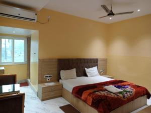 a bedroom with a bed and a ceiling fan at Hotel Relax in Jāmb