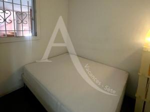 een bed in een kamer met een bord erop bij T2 vue port de Sete in Sète +12 foto's