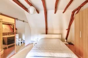 Schlafzimmer mit einem Bett, einem Spiegel und einem Waschbecken in der Unterkunft Maison en pierre avec piscine et terrasse pour 6 in Montignac + 16 Fotos