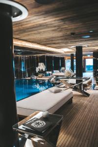 Bazén v ubytování Ultima Hotel Gstaad nebo v jeho okolí