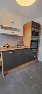 eine Küche mit Spüle und Herd in der Unterkunft FeWo-Butze 3 Esens in Esens