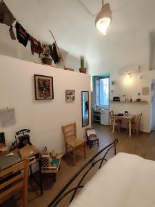 une chambre avec un lit, une table et des chaises dans l'établissement beb Da basso experience Napoli Toledo, Pompeii, Ercolano and Vesuvio, à San Giorgio a Cremano
