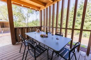 Balkón alebo terasa v ubytovaní Hôtel - Lodges de Lemptégy + 18 fotografií