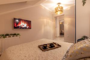 Habitación con cama y TV en la pared. en Apartament Kasztelan II, en Ustrzyki Dolne 30 fotos más