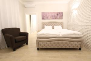 1 dormitorio con 1 cama y 1 silla en Apartament Długa 50, en Bydgoszcz