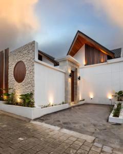 a house with white walls and a courtyard at Avyara Villa - Brand NEW, Luxury Tropical with Private Pool in Dalung