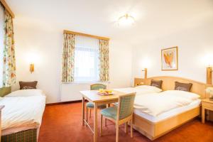 Łóżko lub łóżka w pokoju w obiekcie Hotel Glasererhaus
