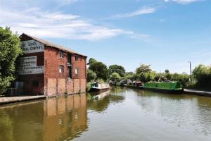 Udsigt til en flod der løber i nærheden af feriehuset