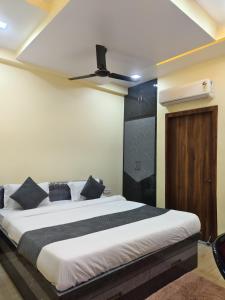 Un dormitorio con una cama con ventilador de techo. en Kartikey Home Stay, en Varanasi