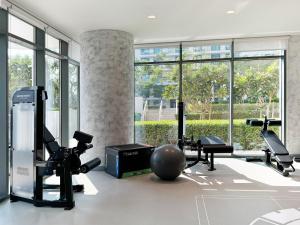 Das Fitnesscenter und/oder die Fitnesseinrichtungen in der Unterkunft Atlantis View 1BR with Beachfront Access and Balcony