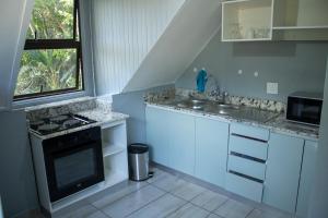 Rehoboth Ezulwini Suites的厨房或小厨房