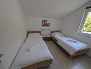 En eller flere senge i et værelse på Villa Sunshine + 28 billeder