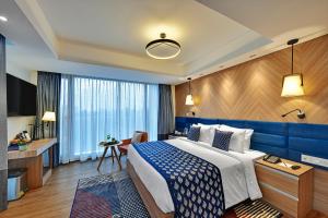 Clarion Hotel Khayal Kochi, Infopark的电视和/或娱乐中心