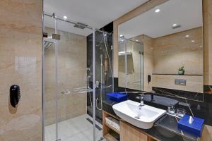 Clarion Hotel Khayal Kochi, Infopark的一间浴室