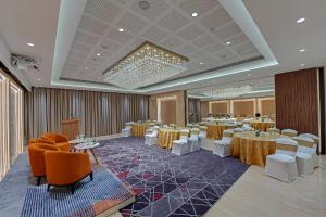 卡卡纳德Clarion Hotel Khayal Kochi, Infopark的房间里有桌椅的宴会厅