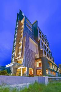 卡卡纳德Clarion Hotel Khayal Kochi, Infopark的有很多窗户的高楼