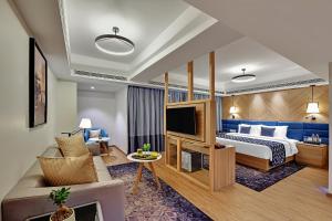 Clarion Hotel Khayal Kochi, Infopark的电视和/或娱乐中心