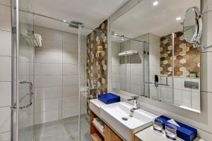 Clarion Hotel Khayal Kochi, Infopark的一间浴室
