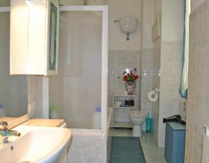 łazienka z umywalką i toaletą w obiekcie B&B Blue Home w Genui +27 zdjęć