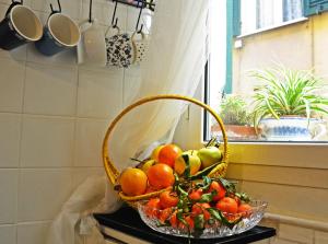 un cesto di frutta seduto su un tavolo accanto a una finestra di B&B Blue Home a Genova