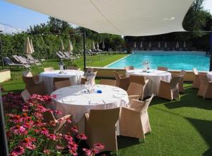 The swimming pool at or close to Les Maisons des Fleurs