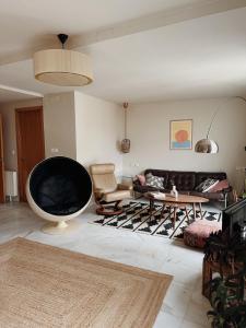 Posedenie v ubytovaní Cool loft in the old town with rooftop terrace and fireplace
