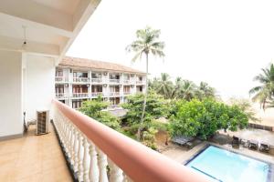 Bazén v ubytování Topaz Beach Hotel nebo v jeho okolí