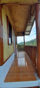 een balkon van een huis met uitzicht op de bergen bij Manga's swimming pool in El Nido