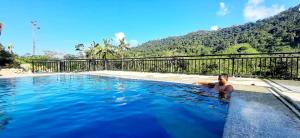 een man in een zwembad in een zwembad bij Manga's swimming pool in El Nido