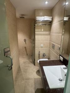 Koupelna v ubytování Hotel Dakshin Grandeur + 53 fotografií