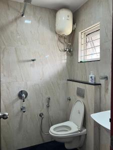 un baño con inodoro y lavabo en Elite Homes Perfect Guest Rooms.., en Visakhapatnam