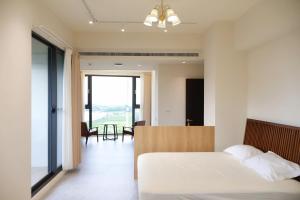 Un pat sau paturi într-o cameră la Hidden Field Quiet House +66 fotografii